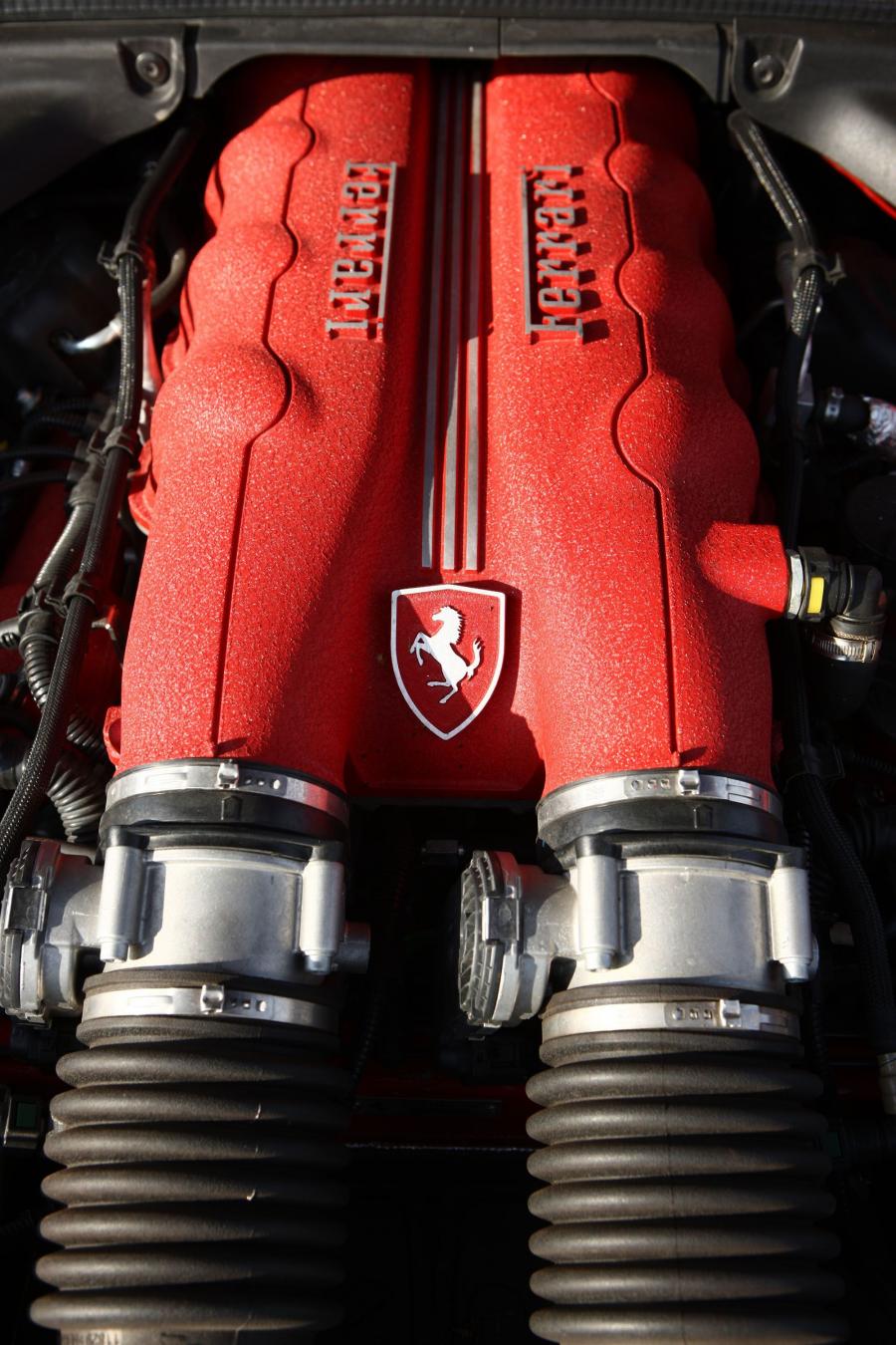 Моторный отсек Ferrari California 2008 года  (фото 5 из 225)
